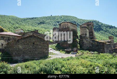 Svan Türme in Chazhashi oder Chajashi - eines der vier Dörfer von Ushguli Gemeinde am Ende des Inguri Schlucht, obere Swanetien, Georgien Stockfoto