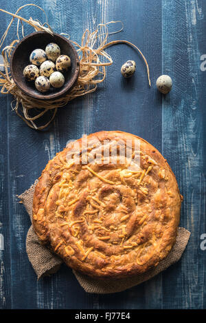 Ostern-Vorspeise, Käsekuchen zu verdoppeln und Wachteleier Stockfoto