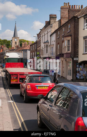 Fahrzeuge (Autos & LKW) auf einer Straße warten in einer Warteschlange des Verkehrs - Sonnentag, Yorkersgate, Malton (beschäftigt, hübsche Marktstadt in North Yorkshire, England). Stockfoto