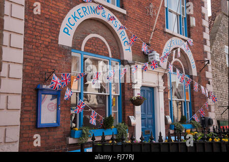 Außenseite des Pickering & Bezirk Conservative Club, Pickering, North Yorkshire, England - im Gösch Bunting eingerichtet. Stockfoto