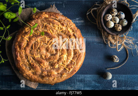 Doppelter Käsekuchen und Wachteln Eiern auf hölzernen Hintergrund, Ostern-Konzept Stockfoto