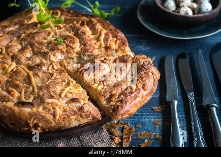 Frisch zubereitet und gebacken doppelter Käsekuchen auf blauen hölzernen Hintergrund, selektiven Fokus Stockfoto