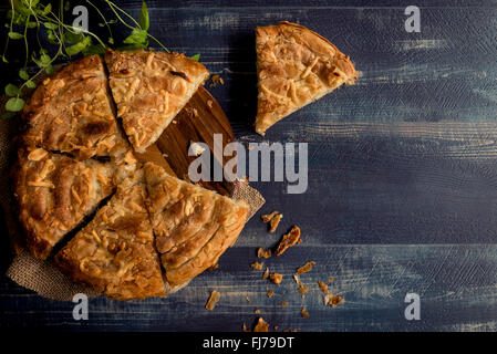 Doppelter Käsekuchen auf hölzernen Hintergrund mit textfreiraum geschnitten Stockfoto