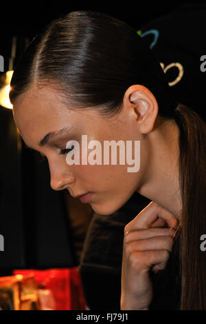 Mailand, Italien, 29. Februar 2016. Ein Modell sieht man hinter den Kulissen vor der Lucio Vanotti zeigen Kredit: Gaetano Piazzolla / Alamy Live News Stockfoto