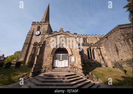 Weitwinkelaufnahme des Church of St. Peter und St. Paul, Pickering, North Yorkshire, England - Steinstufen, die Veranda und Turm jenseits von außen. Stockfoto