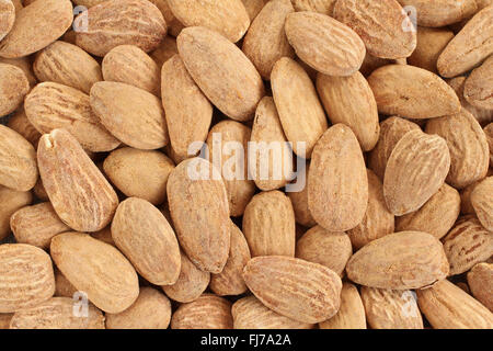 Essen Hintergrund - große geschälte gebratene gesalzene Mandeln willkürlich aufgestellt Stockfoto