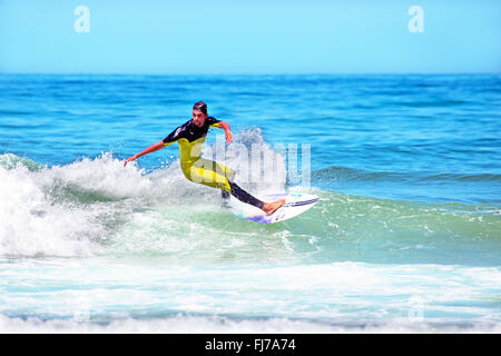 VALE FIGUEIRAS - 20 AUGUST: Profi-Surfer Surfen eine Welle am august 20 2014 im Vale Figueiras in Portugal Stockfoto