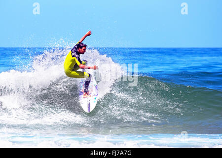 VALE FIGUEIRAS - 20 AUGUST: Profi-Surfer Surfen eine Welle am august 20 2014 im Vale Figueiras in Portugal Stockfoto