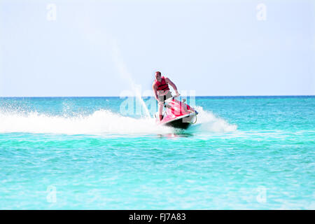 Junger Kerl auf einem Jet-Ski in der Karibik Kreuzfahrt Stockfoto