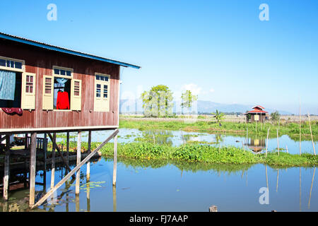 Traditionellen schwimmenden Dorfhäuser in Inle-See, Myanmar Stockfoto