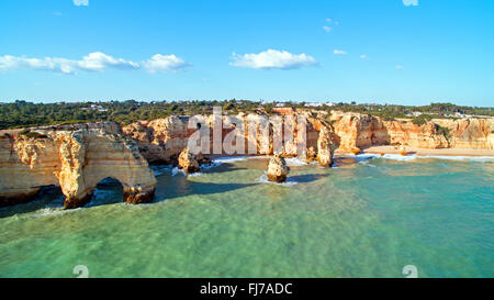 Luftbild vom Praia da Marinha an der Algarve, der bekannteste Strand in Portugal Stockfoto