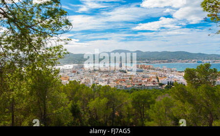 Hill-Seitenansicht des St Antoni de Portmany, Ibiza, an einem Clearingtag im November, freundlich warme Brise im Herbst, Balearen, Stockfoto