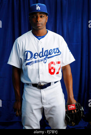 Glendale, AZ, USA. 27. Februar 2016. GLENDALE, AZ -FEB 27, 2015 - | Los Angeles Schwindler Krug Jharel Cotton | Während Foto-Tag bei den Dodgers Camelback Ranch-Glendale Frühling Schulungseinrichtung fotografiert. (K.c. Alfred / San Diego Union-Tribune © K.C. Alfred/U-T San Diego/ZUMA Draht/Alamy Live News Stockfoto