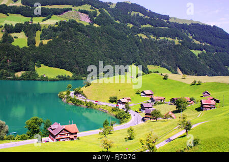 Häuser mit See- und Bergsicht in Lungern in der Schweiz Stockfoto