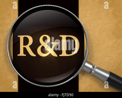 Forschung und Entwicklung durch die Linse auf dem alten Papier. Stockfoto