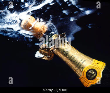 Veuve Clicquot Champagner-Korken knallend, London, England, Vereinigtes Königreich Stockfoto