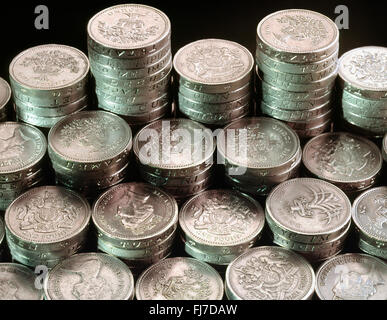 Stapel von britischen Pfund Münzen, London, England, Vereinigtes Königreich Stockfoto