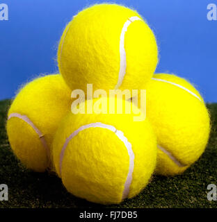 Vier gelbe Tennisbälle im Studio-Setting, Greater London, England, Vereinigtes Königreich Stockfoto