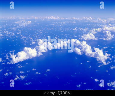 Luftaufnahme von Wolken von Flugzeugen über Meer Stockfoto