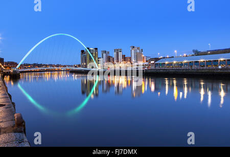 Millennium-Brücke über den Fluss Tyne in Newcastle Upon Tyne, England. Stockfoto