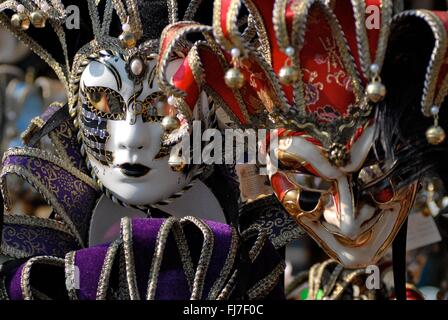 Aufwendige venezianischen Masken und Kostüme während der jährlichen Karneval von Venedig in Venedig, Italien. Karneval läuft offiziell für 10 Tage auf die christliche Feier der Fastenzeit endet. Stockfoto