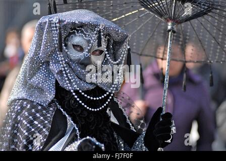 Eine Frau trägt aufwendige venezianische Maske und Kostüm während des jährlichen Karnevals von Venedig in Venedig, Italien. Karneval läuft offiziell für 10 Tage auf die christliche Feier der Fastenzeit endet. Stockfoto