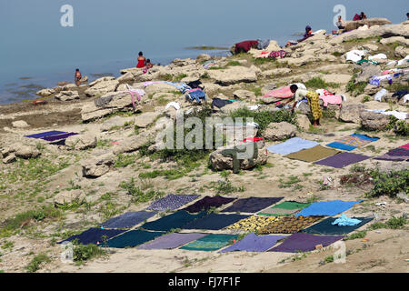 Waschen und trocknen Tuch neben die Ayeyarwaddy Fluss in Nuang U, Bagan, Myanmar (Burma) Stockfoto