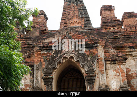 Gubyaukgyi Tempel Ziegelwerk Nyaung-U Myanmar // NYAUNG-U, Myanmar — Teil des abgenutzten Äußeren des Gubyaukgyi Tempels (auch bekannt als Gu-byauk-gyi Tempel) zeigt freiliegendes Ziegelwerk unter verschlechterten Oberflächenschichten. Der Tempel befindet sich in der antiken Stadt Bagan und gehört zu den zahlreichen buddhistischen Denkmälern, die die archäologische Landschaft von Zentral-Myanmar prägen. Der Gubyaukgyi-Tempel repräsentiert das architektonische Erbe der Bagan-Zeit, als zwischen dem 11. Und 13. Jahrhundert Tausende von Tempeln und Pagoden errichtet wurden. Die freiliegende Ziegelkonstruktion demonstriert traditionelle Bautechnik Stockfoto
