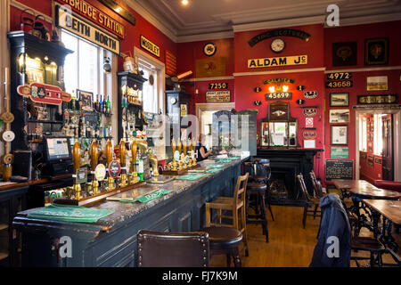 Innenraum der viktorianischen Buffet Bar bei Stalybridge Railway Station, Tameside, Manchester, England, UK Stockfoto