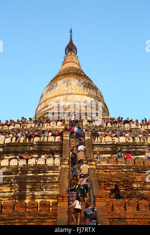 Massen von Touristen auf Shwesandaw Pagode, den Sonnenuntergang in Bagan, Myanmar (Burma) Stockfoto