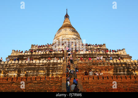 Massen von Touristen auf Shwesandaw Pagode, den Sonnenuntergang in Bagan, Myanmar (Burma) Stockfoto