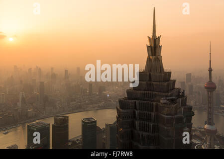 Shanghai, China - Februar 2016: Ansicht der Jin Mao Tower während des Sonnenuntergangs aus dem World Financial Center Gebäude. Stockfoto