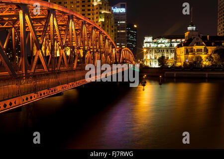 Shanghai, China - Februar 2016. Metall Brücke in der Nähe von dem Bund in Shanghai. Stockfoto