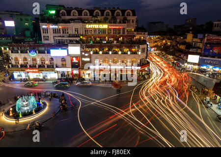 Hanoi, Vietnam - Februar 2016. Blick auf einer belebten Kreuzung in der Altstadt. Stockfoto