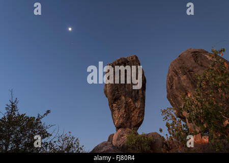 Balancing Rock nach Sonnenuntergang im Nationalpark Chillagoe-Mungana Höhlen. Stockfoto