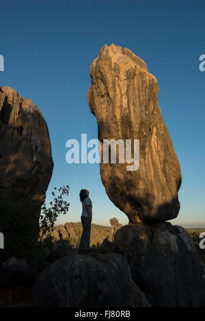 Balancing Rock mit einer Person als Maßstab im Nationalpark Chillagoe-Mungana Höhlen. Stockfoto