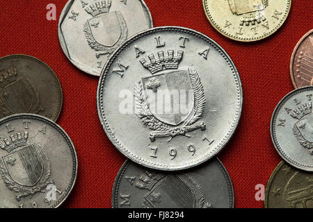 Münzen aus Malta. Wappen von Malta in die maltesische Lira-Münzen abgebildet. Stockfoto