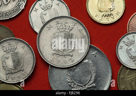 Münzen aus Malta. Wappen von Malta in die maltesische Lira-Münzen abgebildet. Stockfoto