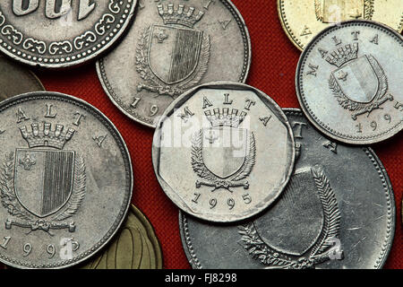 Münzen aus Malta. Wappen von Malta in die maltesische Lira-Münzen abgebildet. Stockfoto