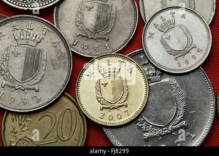 Münzen aus Malta. Wappen von Malta in die maltesische Lira-Münzen abgebildet. Stockfoto