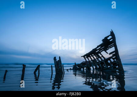 Peter Iredale Schiffbruch bleibt am Strand im Fort Stevens State Park, nördliche Küste von Oregon. Stockfoto