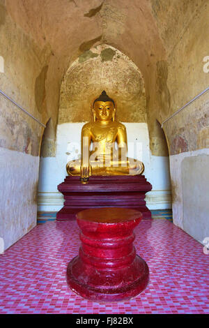 Buddha-Statue im Inneren Gawdawpalin Tempel Pagode in Old Bagan, Bagan, Myanmar (Burma) Stockfoto