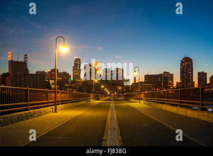 Minneapolis downtown Skyline bei Nacht aus Stein-Bogen-Brücke. Minneapolis Minnesota. Stockfoto