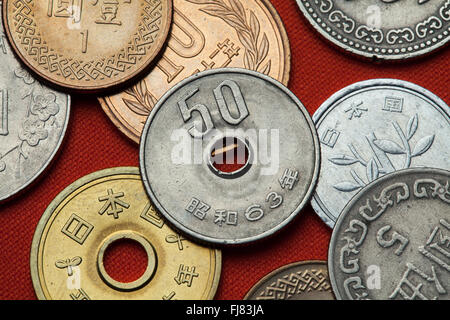 Münzen von Japan. Japanische 50 Yen-Münze. Stockfoto