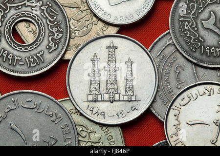 Münzen aus den Vereinigten Arabischen Emiraten. Öl-Bohrtürme in den VAE 50-Fils-Münze abgebildet. Stockfoto