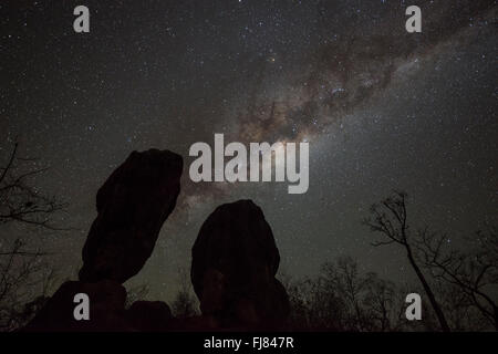 Die Milchstraße und die Sterne über die Silhouette des Balancing Rock in Chillagoe. Stockfoto