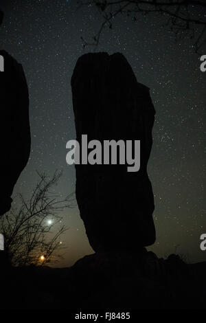 Die Milchstraße und die Sterne über die Silhouette des Balancing Rock in Chillagoe. Stockfoto