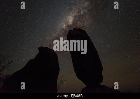 Die Milchstraße und die Sterne über die Silhouette des Balancing Rock in Chillagoe. Stockfoto