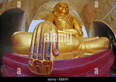 Buddha-Statue und Handinnenseite Gawdawpalin Tempel Pagode in Old Bagan, Bagan, Myanmar (Burma) Stockfoto