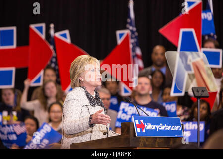 Demokratischen Präsidentschaftskandidaten Hillary Rodham Clinton dankt Unterstützern feiern ihren Sieg in der South Carolina primäre 27. Februar 2016 in Columbia, South Carolina. Clinton gewann fast 50 Punkte über Rivalen Senator Bernie Sanders. Stockfoto